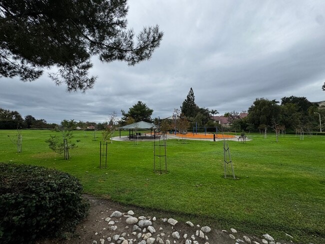 Building Photo - ONE BEDROOM UNIT IN THE HEART OF LAKE FOREST