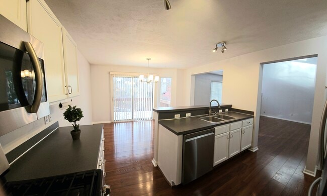 Building Photo - 3910 Old Elm Dr SE