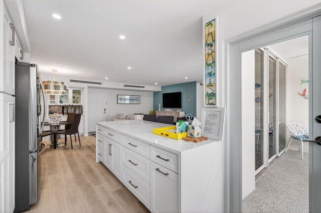 Building Photo - 1236 Hillsboro Mile