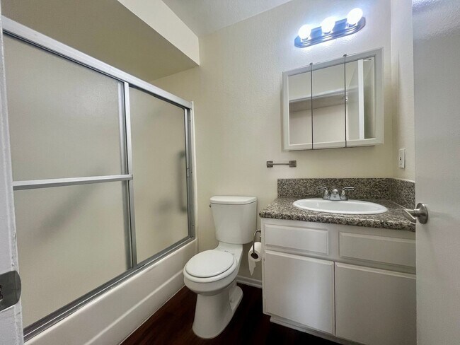 Building Photo - BELLA APARTMENTS: Beautiful 2 Bed - 2 Bath