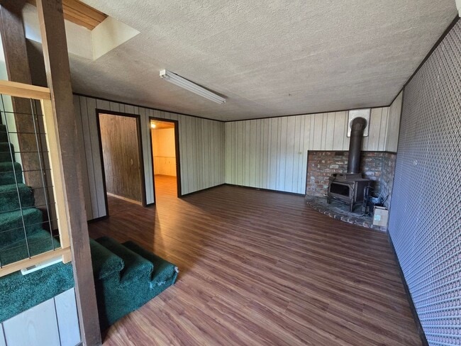 Building Photo - 2 Plus bedroom, 1 Bathroom House in Sedro ...
