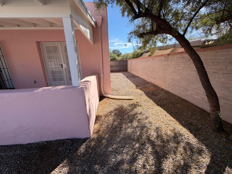 Building Photo - 1827 E Linden St