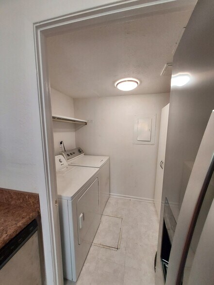 Building Photo - 810 Bellevue Rd