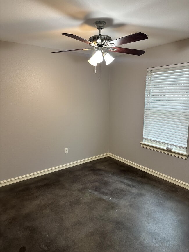 Building Photo - 4106 Maple Dr