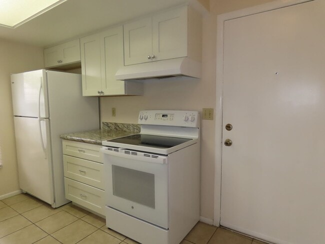Building Photo - Sunnyside Lakeview 2br/2ba Apartment
