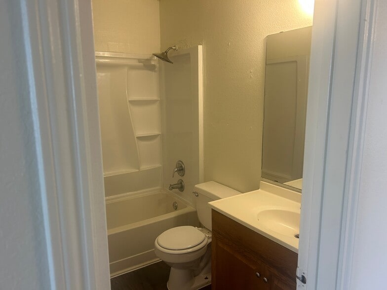 Building Photo - 1611 Mona Dr