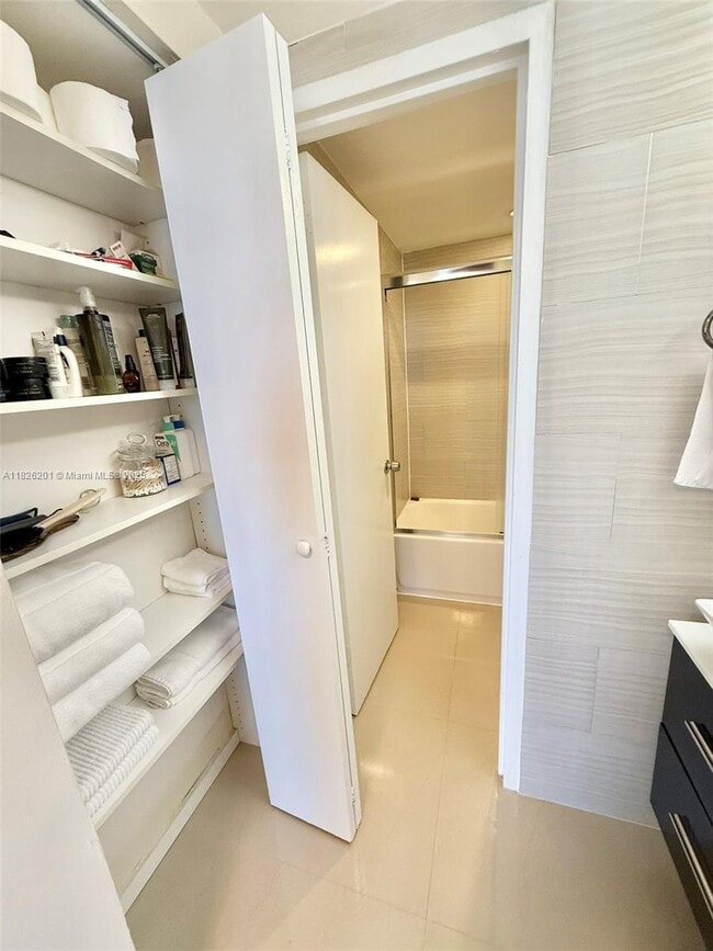 Building Photo - 2899 Collins Ave