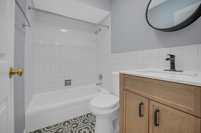 Building Photo - 5420 N Sheridan Rd