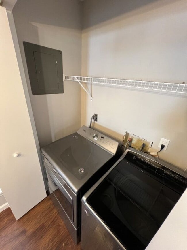 Building Photo - Beautifully Updated 3 Bedroom / 2 Bathroom Home – Available Now!