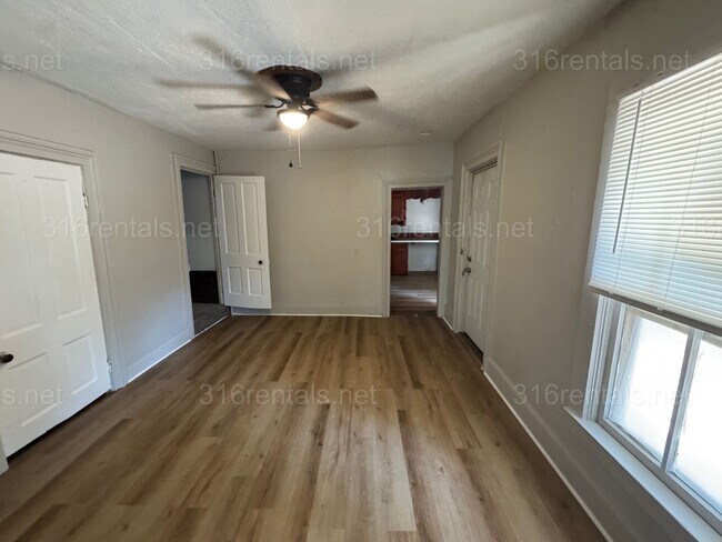 Building Photo - $1100 - 3 bed 1 bath - Single Family Home