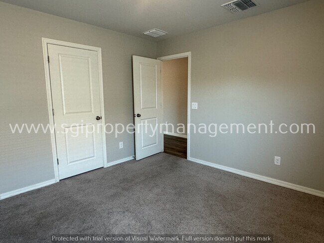 Building Photo - 2038 E Julian Dr