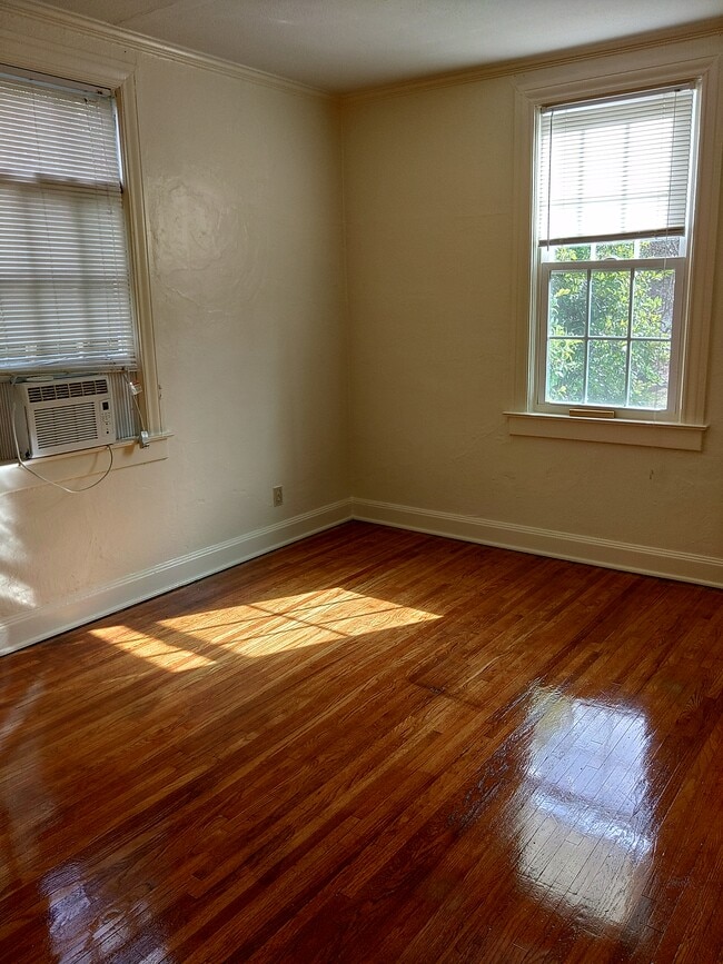 Building Photo - 220 E Montgomery St