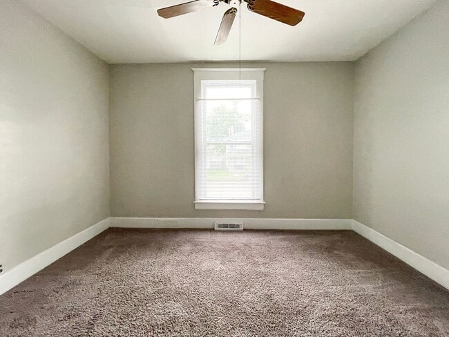 Building Photo - PRELEASING for AUGUST! Close to Campus: Dishwasher and Washer/Dryer Included