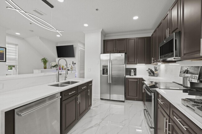 Building Photo - 616 NW 38th Cir