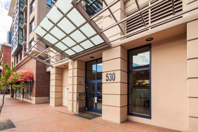 Building Photo - Modern 2 Bed/ 2 Bath Condo in the Heart of...