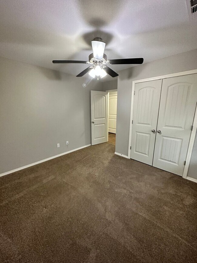 Building Photo - 3 Bedroom 2 Bathroom For Rent in Bentonville!