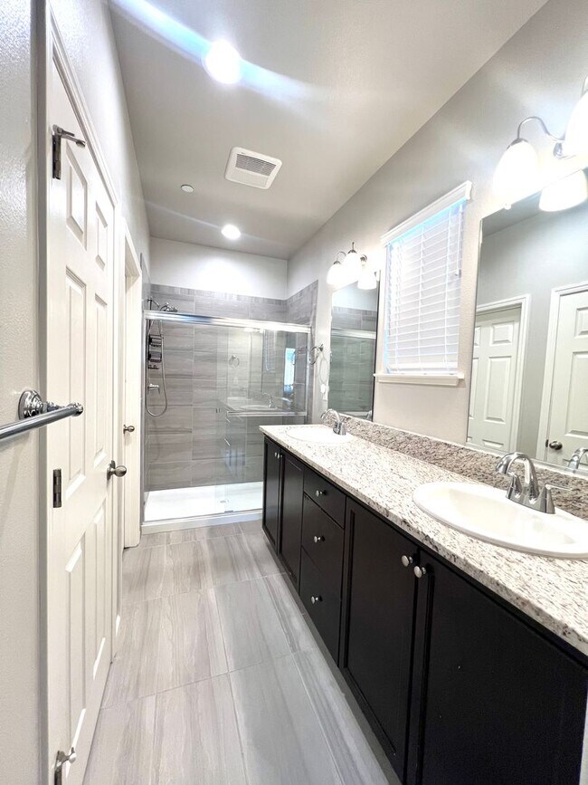 Building Photo - Charming 3 bedroom, 2 Bath Home