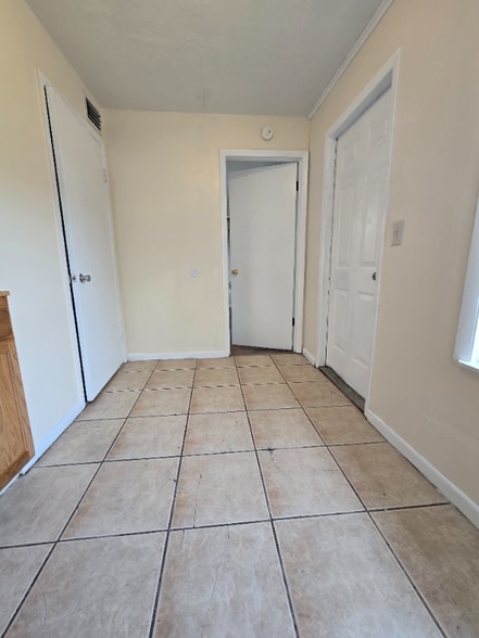 Building Photo - 1032 S Nova Rd