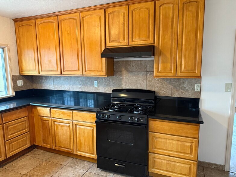 Building Photo - 112 E 69th Way