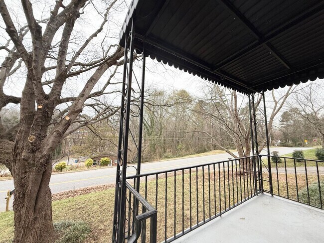 Building Photo - Beautiful Brick Home in Prime Hickory Location – Spacious Layout & Hardwood Floors!