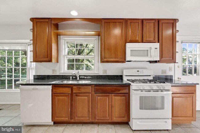 Building Photo - 8208 Gainsborough Ct W