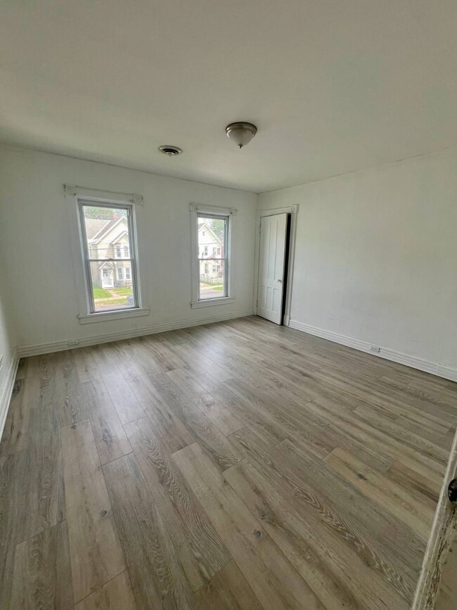 Building Photo - 28 7th Ave