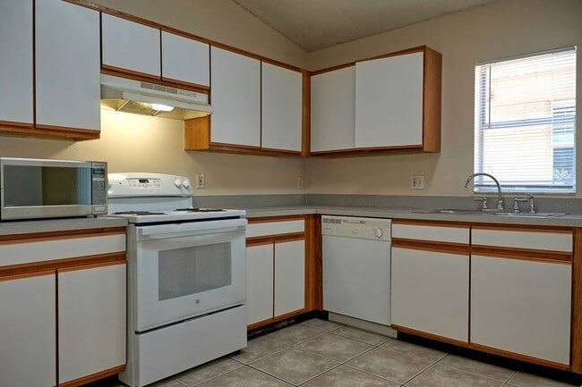 Building Photo - 551 Carambola Ave