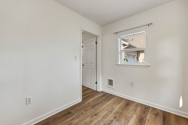 Building Photo - Fantastic location, move in ready! 1 bed, one bath, HUGE kitchen!