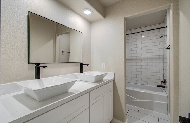 Building Photo - 712 Player Ct