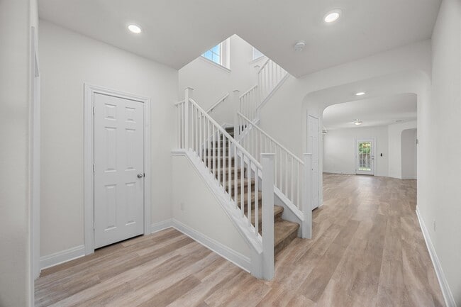 Building Photo - 528 Ayinger Ln