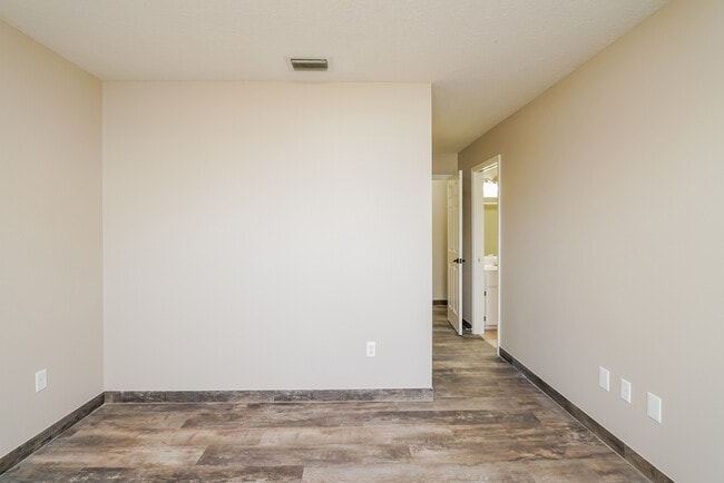 Building Photo - 542 Eldron Ave