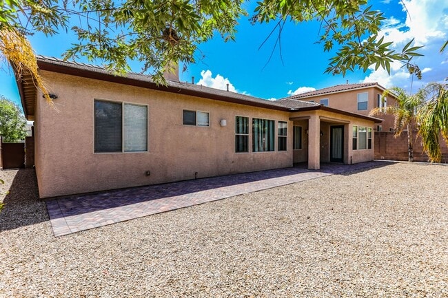 Building Photo - Fabulous Single Story 3 Bedroom Home Conve...