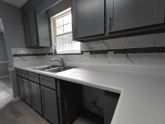 Building Photo - 208 Woodcarver Trail