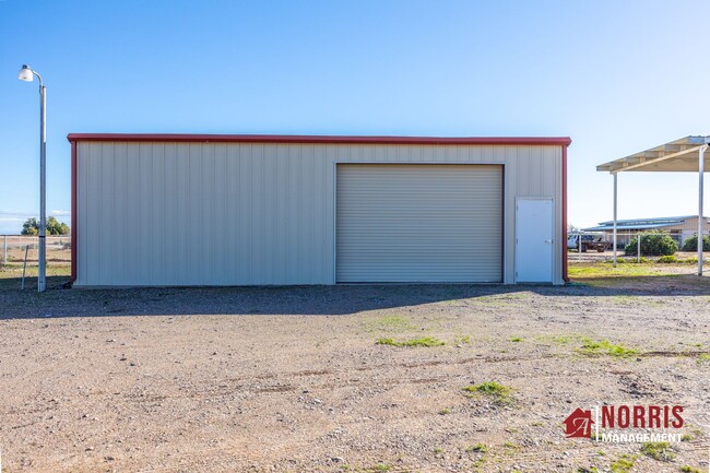 Building Photo - HORSE Property!! You Have Found a Gem