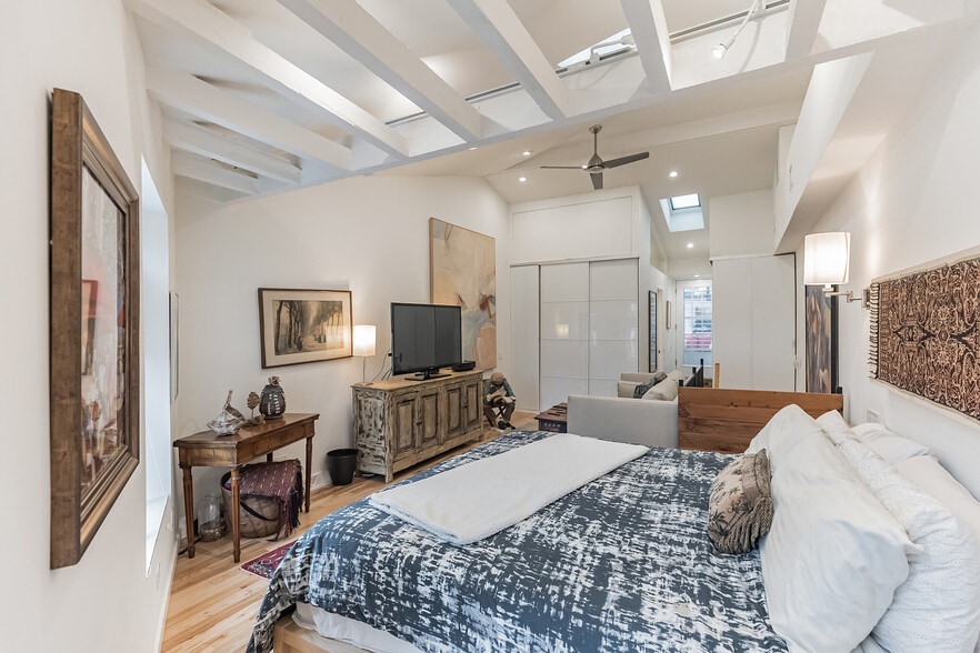 Master bedroom - 807 E Passyunk Ave