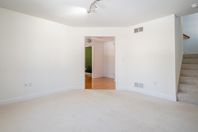 Building Photo - 5 Lowther Pl