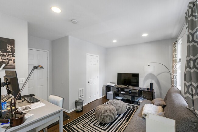 Building Photo - 720 W Evergreen-1