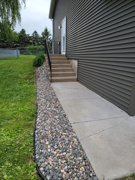 Path to front door - 4557 Scott Trl
