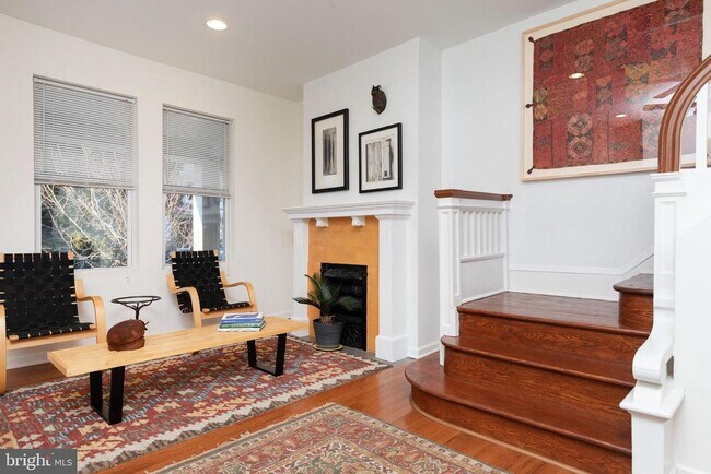 Building Photo - 456 Winona St