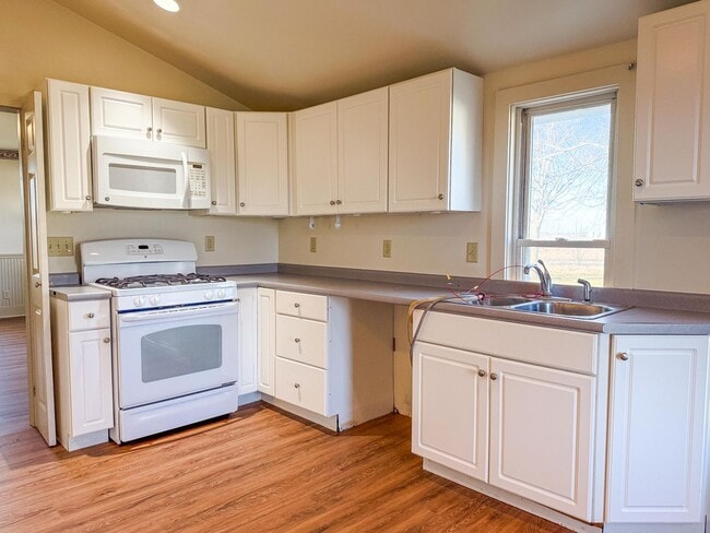 Building Photo - 3 bedroom, 2 bathroom Quiet Retreat With Scenic Views-Mansfield, Illinois