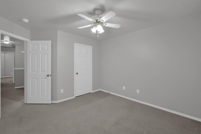 Building Photo - 27 S Villa Oaks Dr