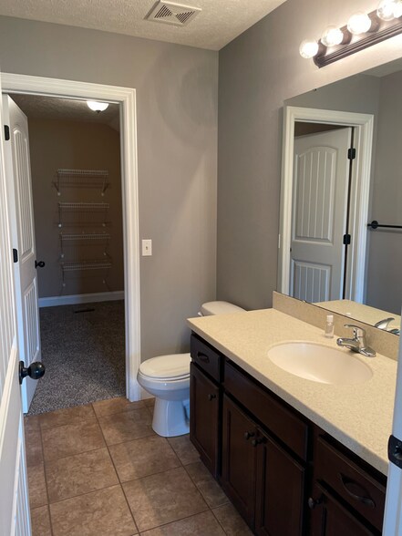 Building Photo - 485 E Whitethorn Dr