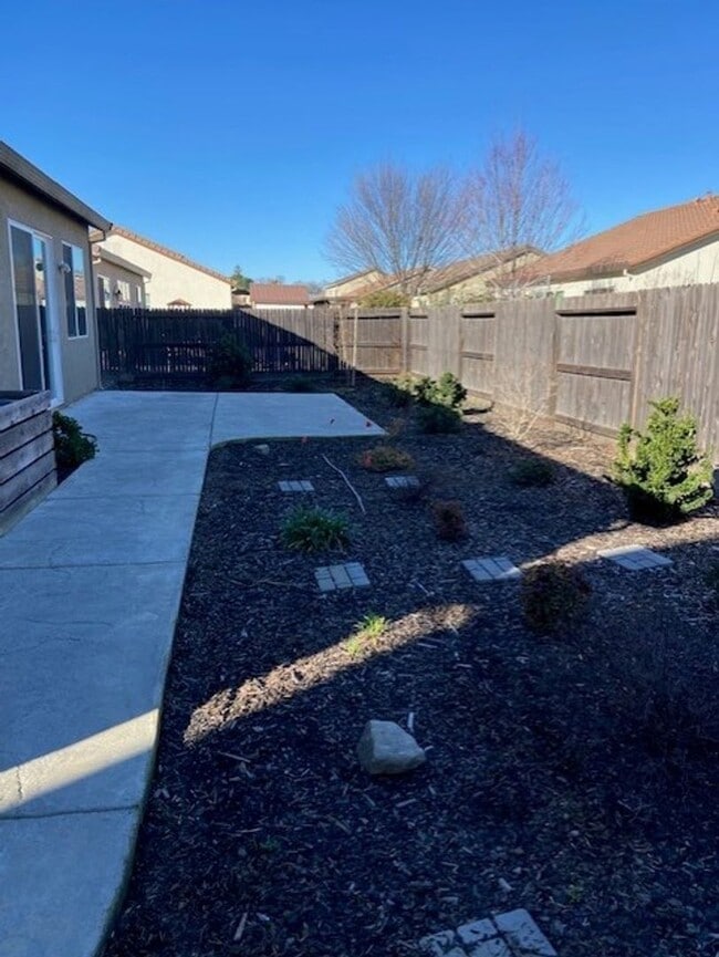 Building Photo - Beautiful 3 Bedroom Home