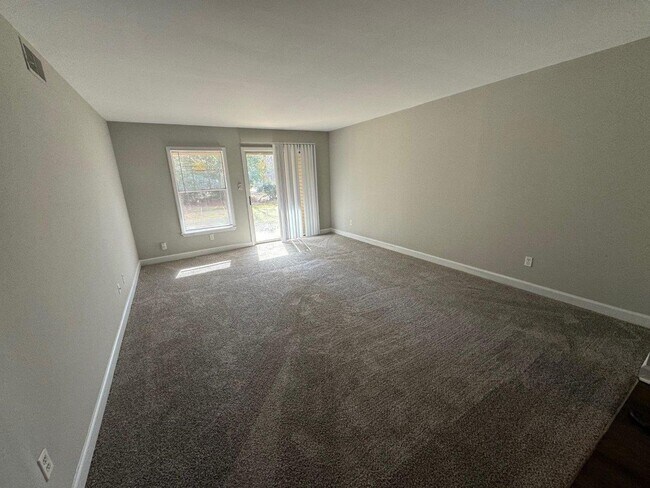 Building Photo - 2 bed 2 bath garden unit at Avery Close!