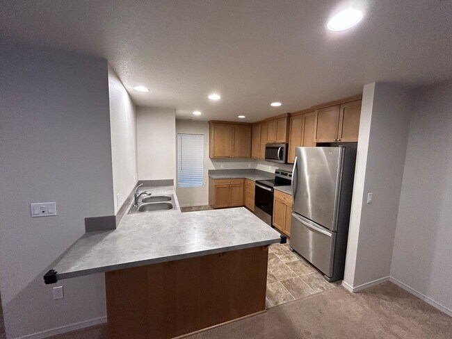 Building Photo - AUG750-800