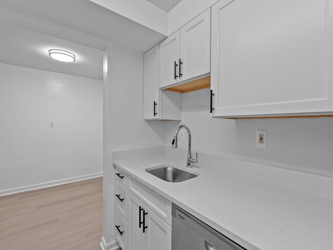 Building Photo - Sought-After fully remodeled Park Glen Condo Living in Arlington!