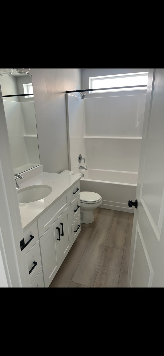 Building Photo - 339 East Mistilake