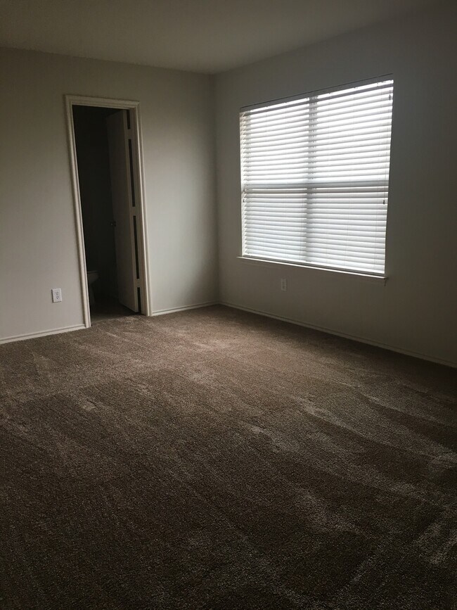 Building Photo - Texas Sized Home 5/3/2