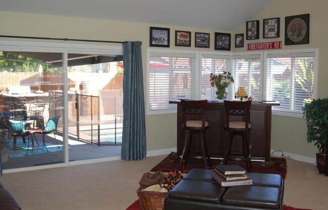 Building Photo - 1324 E Rose Ave