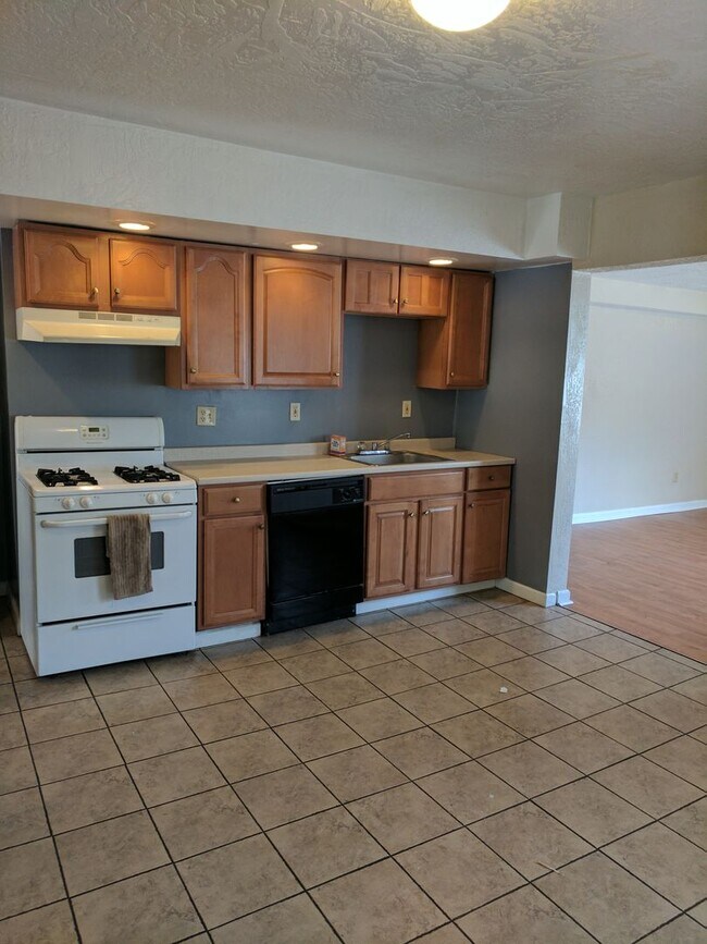 Building Photo - Renovated 4 bedroom House on the South Side Flats!!